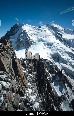 Blick auf Mont Blanc und Mont Maudit vom Aiguille du Midi, Französische Alpen. Stockfoto