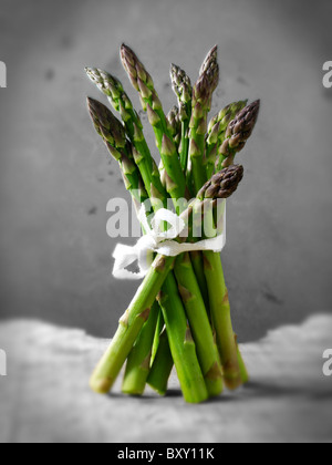 Reihe von frischem Spargel Stockfoto