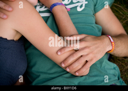 Ein junges Paar liegend, Arme um einander, Nahaufnahme Stockfoto