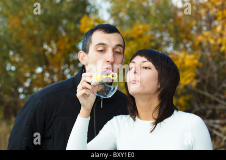 Junge schöne Paar im Herbst auf die Natur. Stockfoto