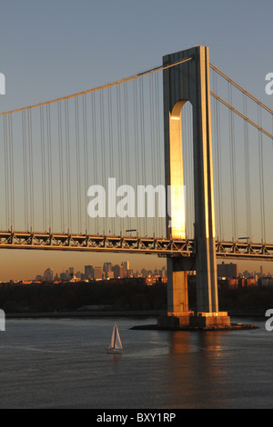 Die Verrazano Bridge ist eine Doppel-gedeckten Hängebrücke, die die Bezirken von Staten Island und Brooklyn in New York verbindet Stockfoto