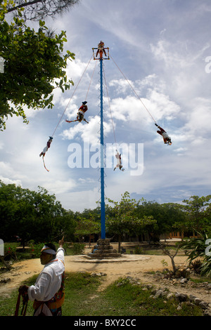 Danza de Los Voladores (Tanz der Flyers), fliegende Männer Diplay, Zeremonie, Ritual, Tulum, Cancún, Quintana Roo, Mexiko Stockfoto