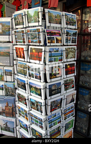 Postkarten für Touristen zum Verkauf in Amsterdam, Holland Stockfoto