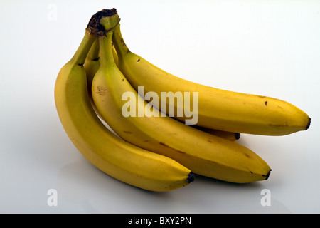 Bündel Bananen isoliert auf weiss Stockfoto