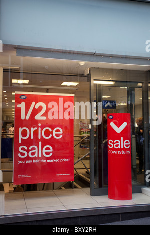 Schaufensterverkauf, Aushang, halber Preis Verkauf während der Geschäftsabfertigung Liverpool One, Merseyside, Großbritannien. Liverpools Geschäftsviertel, Stockfoto