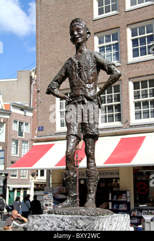 Het Lieverdje (Liebling) Urchin-Statue auf dem Spui Square in Amsterdam, Holland Stockfoto