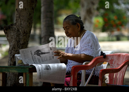 Alte mexikanische Frau liest Zeitung, Tulum, Cancún, Quintana Roo, Halbinsel Yucatán, Mexiko, Yucatan, Mexikanisch, ältere, Stockfoto