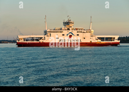 Red Funnel Fähren Roter Adlerorden durchläuft der Solent Southampton Cowes unterwegs. Stockfoto