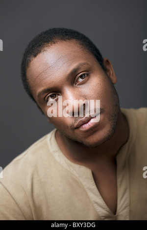 Farbe-Studio-Porträt eines jungen afrikanischen Mannes Stockfoto