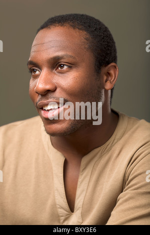 Farbe-Studio-Porträt eines jungen afrikanischen Mannes in Freizeitkleidung Stockfoto