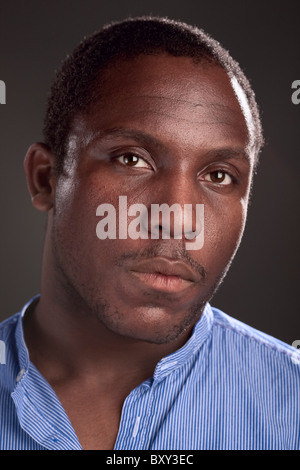 Farbe-Studio-Porträt eines jungen afrikanischen Mannes Stockfoto