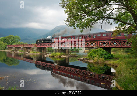 Erhaltene Klasse 5 schleppt Dampf Lok Nr. 45407 einen Sonderzug über das Viadukt der Fluss Dochart am Lochawe in Schottland Stockfoto