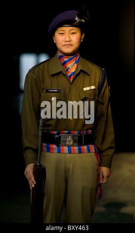 Eine Polizistin nepalesischer Abstammung ist bereit mit ihr Gewehr Stockfoto