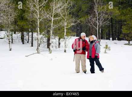 Aktiv im Ruhestand paar im Winterwald Stockfoto