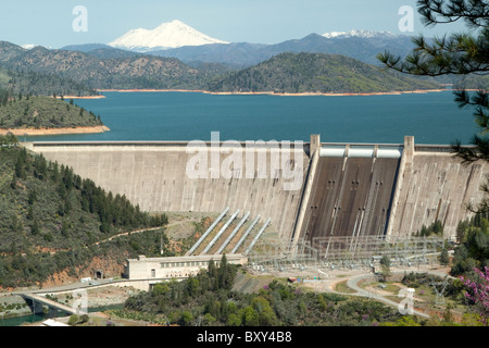 Drei Shastas - Shasta Dam, Shasta Lake und Mt. Shasta - an einem klaren Tag Stockfoto