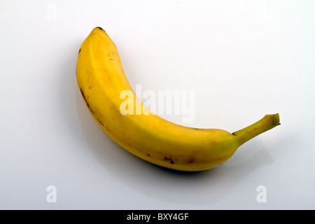 Eine Banane auf weißem Hintergrund reflektiert semi Stockfoto