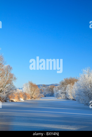 Raureif und ein gefrorener Fluss Avon bei -12C von Eckington Brücke, mit Bredon Hill im Hintergrund Stockfoto