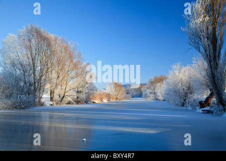 Raureif und ein gefrorener Fluss Avon bei -12C von Eckington Brücke, mit Bredon Hill im Hintergrund Stockfoto