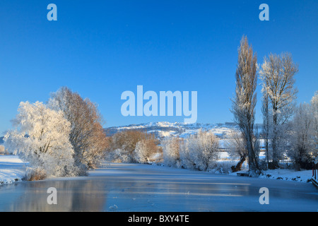 Raureif und ein gefrorener Fluss Avon bei -12C von Eckington Brücke, mit Bredon Hill im Hintergrund Stockfoto