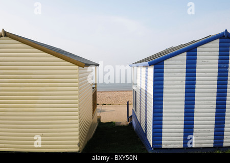 Blick durch 2 Strandhütten des Meeres an einem ruhigen Tag Stockfoto