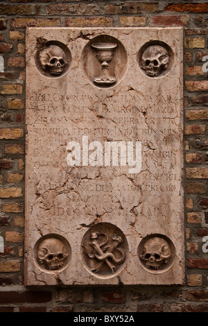 Grabstein-Marker angebracht an der Außenwand der Frauenkirche in München, Deutschland Stockfoto