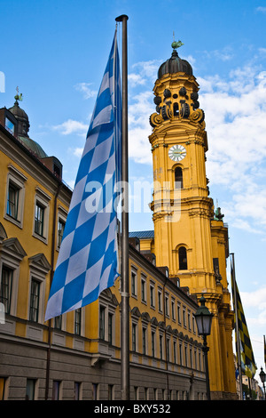 Die bayerische Flagge vor der Theatinerkirche in München, Deutschland Stockfoto