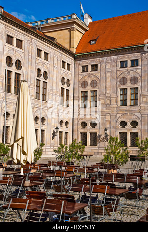 Freiluft-Café auf dem Gelände des Palais Residenz in München, Deutschland Stockfoto