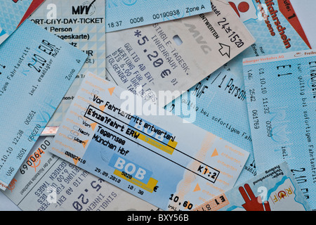 Ein abstraktes Array von Tickets für den europäischen Verkehr Stockfoto