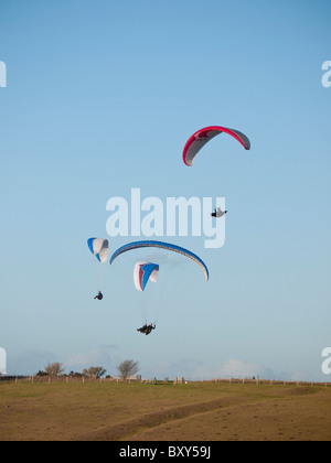 Genießen Sie eine perfekte Tage starten 2011 am Milk Hill nördlich von Alton Barnes in der Nähe von Marlborough, Wiltshire England fliegen Gleitschirme Stockfoto