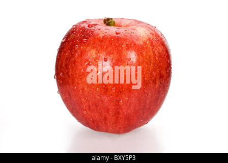 Nassen roten Apfel isoliert auf weißem Hintergrund mit Beschneidungspfad Stockfoto