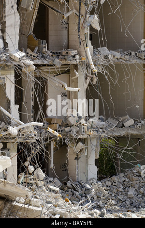 Nahaufnahme von der alten Waben Stil Türme im Studentenwohnheim Gebäudeabbruch auf dem USC Campus in Columbia, SC im März 2007. Stockfoto