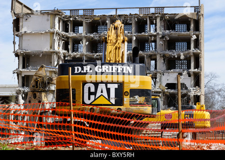 Ausrüstung auf dem Gelände der Abriss der alten Waben Stil Towers Zimmer in einem Studentenwohnheim auf dem USC Campus in Columbia, SC im März 2007 Stockfoto