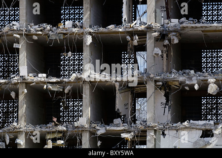 Nahaufnahme von der alten Waben Stil Türme im Studentenwohnheim Gebäudeabbruch auf dem USC Campus in Columbia, SC im März 2007. Stockfoto