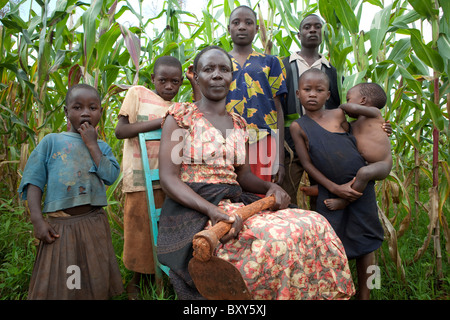 Ruthie Silondi (40) in ihrem Maisfeld mit ihrer Familie - Webuye Bezirk, West-Kenia. Stockfoto