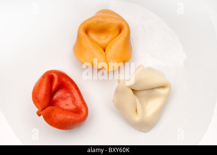 Drei frische Tortellini Pasta isoliert auf weißem Hintergrund Stockfoto