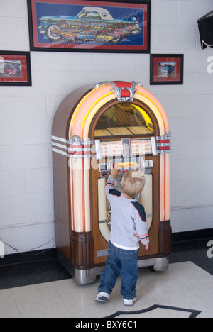 Check-out Wurlitzer in Polk-A-Punkt Drive-In Restaurant entlang der Route 66 in Illinois, USA Braidwood junge Stockfoto