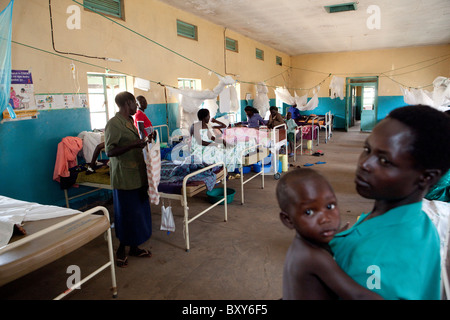 Frauen in der Entbindungsstation am Amuria Gesundheit Zentrum IV - Amuria District, Uganda, Ostafrika ruhen. Stockfoto