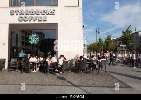 Starbucks-Kaffee am Brandenburger Tor (Brandenburger Tor) in Berlin Stockfoto