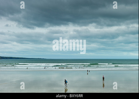 Wellen, Gezeiten und Surfer mit Surfbrettern in Lahinch - Lehinch - Beach, County Clare, Irland Stockfoto