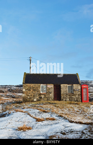 Eine ländliche Post und Telefonzelle auf der Isle of Harris, Schottland. Stockfoto