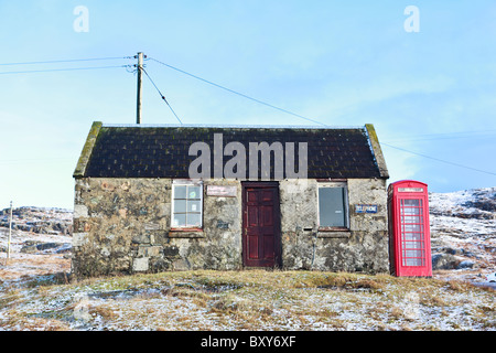 Eine ländliche Post und Telefonzelle auf der Isle of Harris, Schottland. Stockfoto