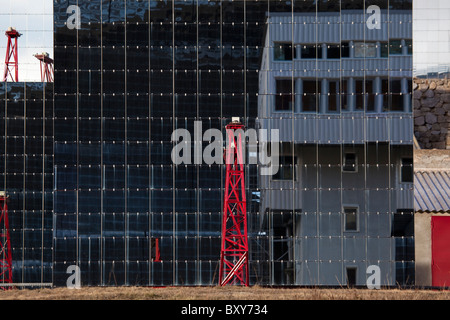 Die vier Solaire d'Odeillo riesigen Sonnenofen, PROMES Laboratory an der CNRS-Anlage in den Pyrenäen, Frankreich. Stockfoto