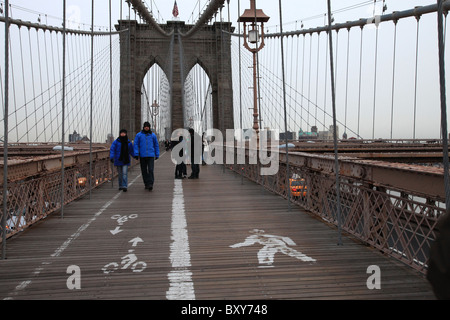 Anzeichen Rad- und Fußgängerwegen auf der Brooklynbridge, New York City 2010 Stockfoto