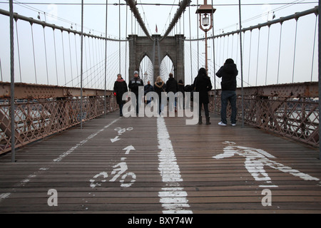 Anzeichen Rad- und Fußgängerwegen auf der Brooklynbridge, New York City 2010 Stockfoto