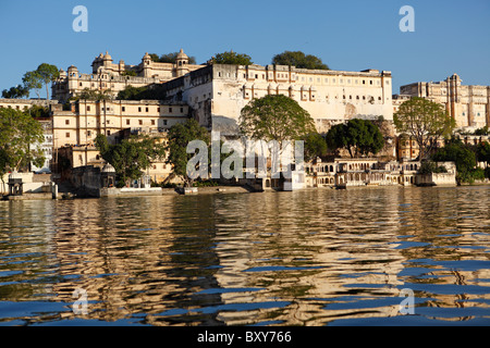 Stadtbild von Udaipur mit dem Stadtschloss, Udaipur, Indien Stockfoto