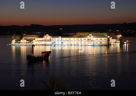 Lake Palace Hotel (früher bekannt als Jag Niwas) im Pichola-See, Udaipur, Indien Stockfoto