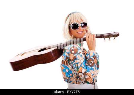 glückliche junge Hippie-Frau hält eine Gitarre (isoliert auf weiss) Stockfoto