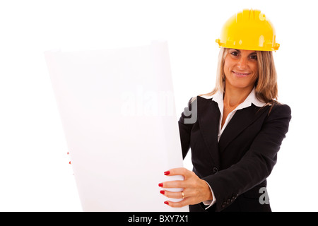 Geschäftsfrau mit Blaupause Projekte und einen Arbeitshelm (isoliert auf weiss) Stockfoto
