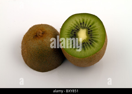 Kiwi halbiert und auf weiße Fläche Stockfoto