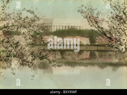 Ca. 1910er Jahre Hand-getönten Foto des Lincoln Memorial und Kirschblüten, Washington DC, USA. Stockfoto